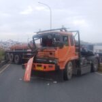 Tronton Muatan Baja Mogok di Flyover Ciputat, Sopir Terjepit dan Nyaris Tabrak Pasangan Suami Istri