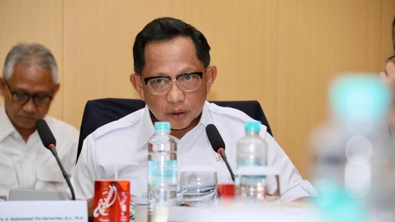 Mendagri Tito Karnavian: Warga Manfaatkan Gelondongan Kayu Banjir untuk Perbaikan Rumah dan Fasilitas Publik Mendagri Tito Karnavian: Warga Manfaatkan Gelondongan Kayu Banjir untuk Perbaikan Rumah dan Fasilitas Publik