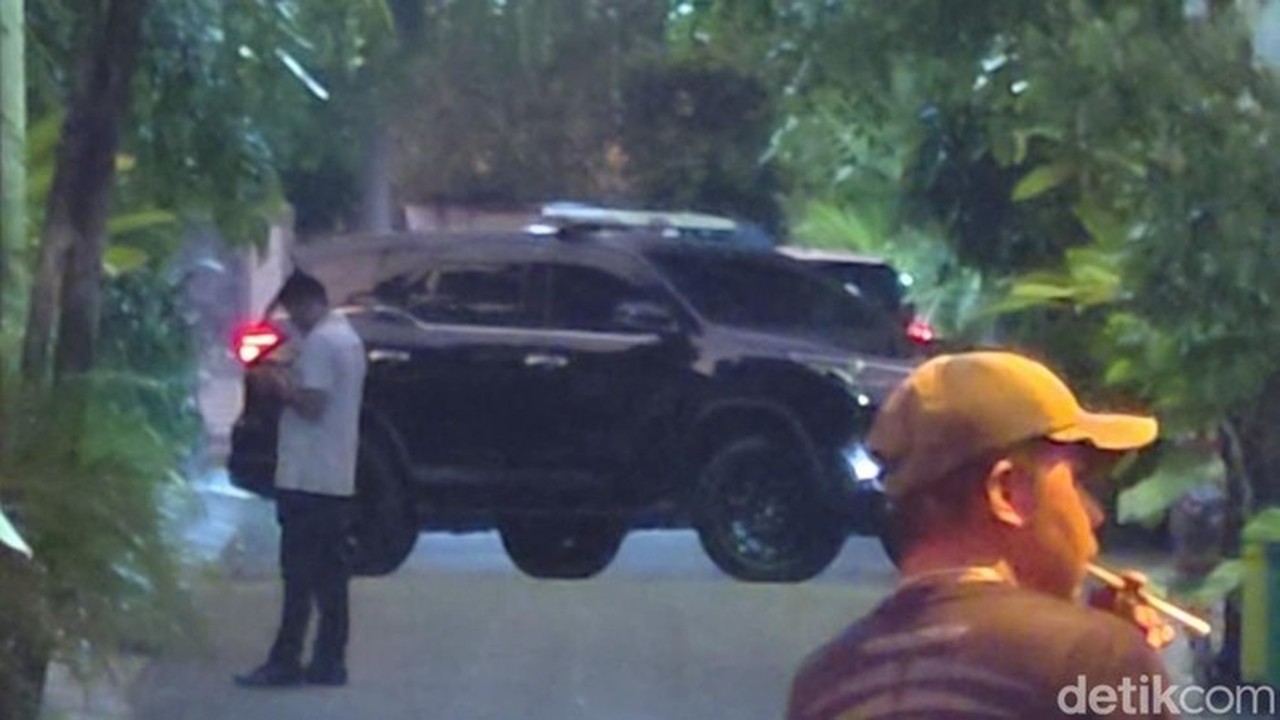 Dua Tersangka Ijazah Palsu Temui Jokowi di Solo, Ajudan Sebut untuk Silaturahmi Dua Tersangka Ijazah Palsu Temui Jokowi di Solo, Ajudan Sebut untuk Silaturahmi