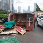 Truk Muatan Granit Terbalik di Tol Dalkot Akibat Pecah Ban, Lalin Macet Parah