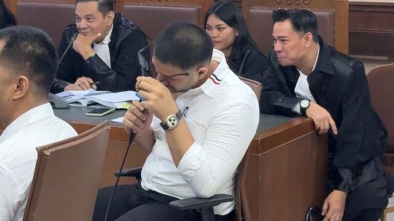 Ammar Zoni Menangis di Sidang Narkoba: “Saya Mau Pulang Pak, Saya Mau Pulang” Ammar Zoni Menangis di Sidang Narkoba: “Saya Mau Pulang Pak, Saya Mau Pulang”