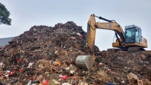 Tumpukan Sampah di Pasar Induk Kramat Jati Sebabkan Bau Busuk Menyengat, Warga Resah