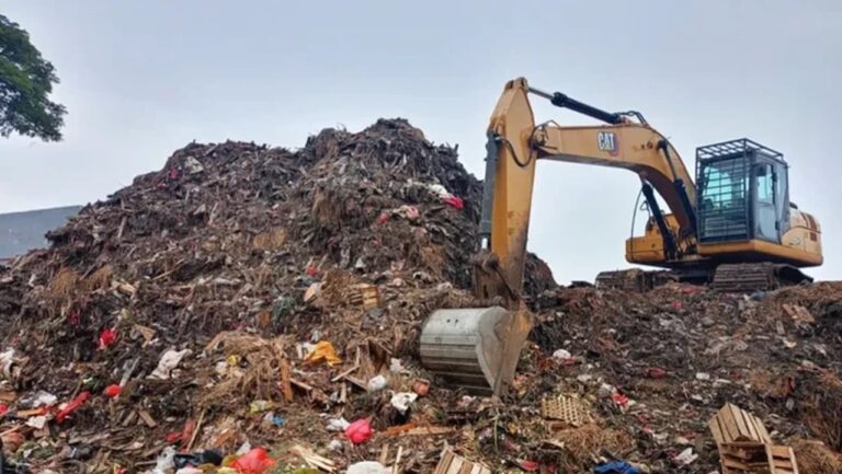 Tumpukan Sampah di Pasar Induk Kramat Jati Sebabkan Bau Busuk Menyengat, Warga Resah Tumpukan Sampah di Pasar Induk Kramat Jati Sebabkan Bau Busuk Menyengat, Warga Resah