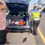 Mobil Pecah Ban di Contraflow Tol Dalam Kota, Polisi Sigap Bantu Pengemudi Lansia