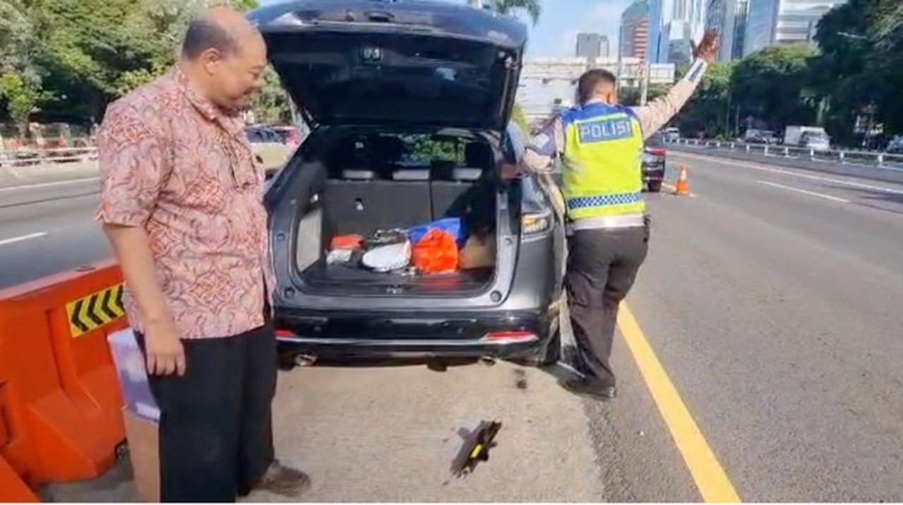 Mobil Pecah Ban di Contraflow Tol Dalam Kota, Polisi Sigap Bantu Pengemudi Lansia