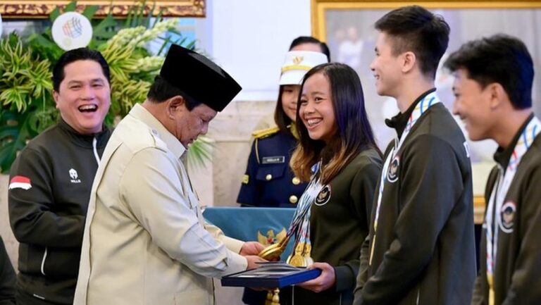 Prabowo Terperanjat Lihat 5 Medali Emas SEA Games 2025 Martina Ayu, Beri Bonus Rp 3,4 Miliar Prabowo Terperanjat Lihat 5 Medali Emas SEA Games 2025 Martina Ayu, Beri Bonus Rp 3,4 Miliar