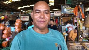 Bau Busuk Sampah di Pasar Kramat Jati, Pedagang Keluhkan Pembeli Sepi dan Omzet Anjlok 40 Persen