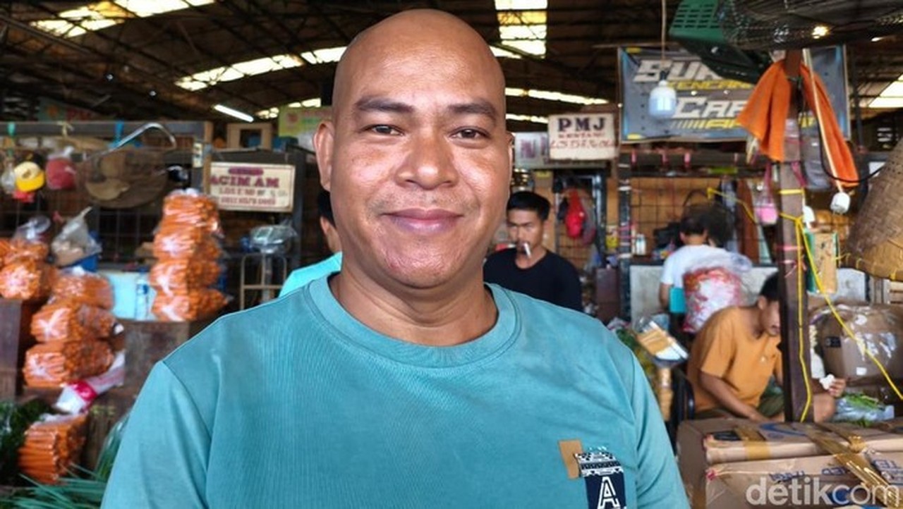 Bau Busuk Sampah di Pasar Kramat Jati, Pedagang Keluhkan Pembeli Sepi dan Omzet Anjlok 40 Persen Bau Busuk Sampah di Pasar Kramat Jati, Pedagang Keluhkan Pembeli Sepi dan Omzet Anjlok 40 Persen