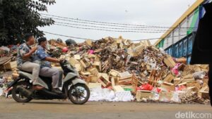 Sampah Pasar Induk Kramat Jati Menggunung, Pengelola Targetkan Tuntas dalam 5 Hari