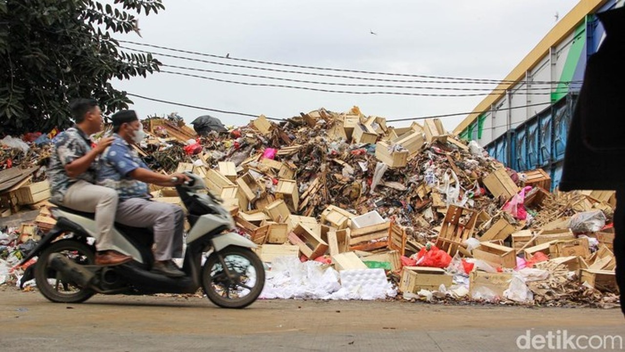 Sampah Pasar Induk Kramat Jati Menggunung, Pengelola Targetkan Tuntas dalam 5 Hari