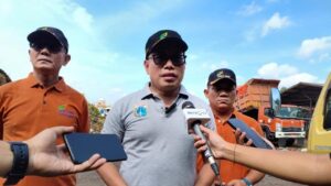 Gunungan Sampah di Pasar Induk Kramat Jati Menggunung Akibat Armada Pengangkut Berkurang