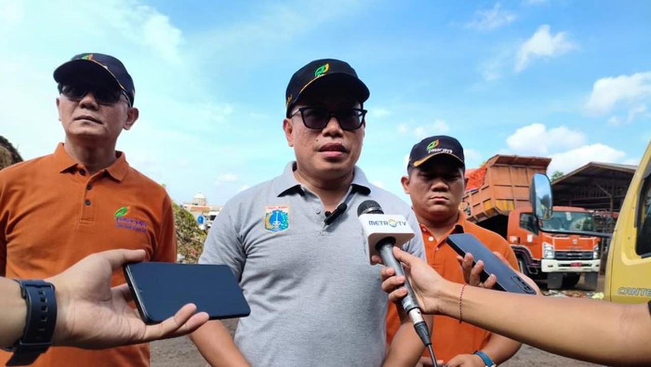 Gunungan Sampah di Pasar Induk Kramat Jati Menggunung Akibat Armada Pengangkut Berkurang