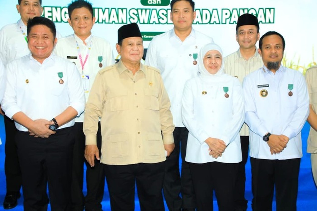 Khofifah Raih Satyalancana Wira Karya Swasembada Pangan 2025 dari Presiden Prabowo