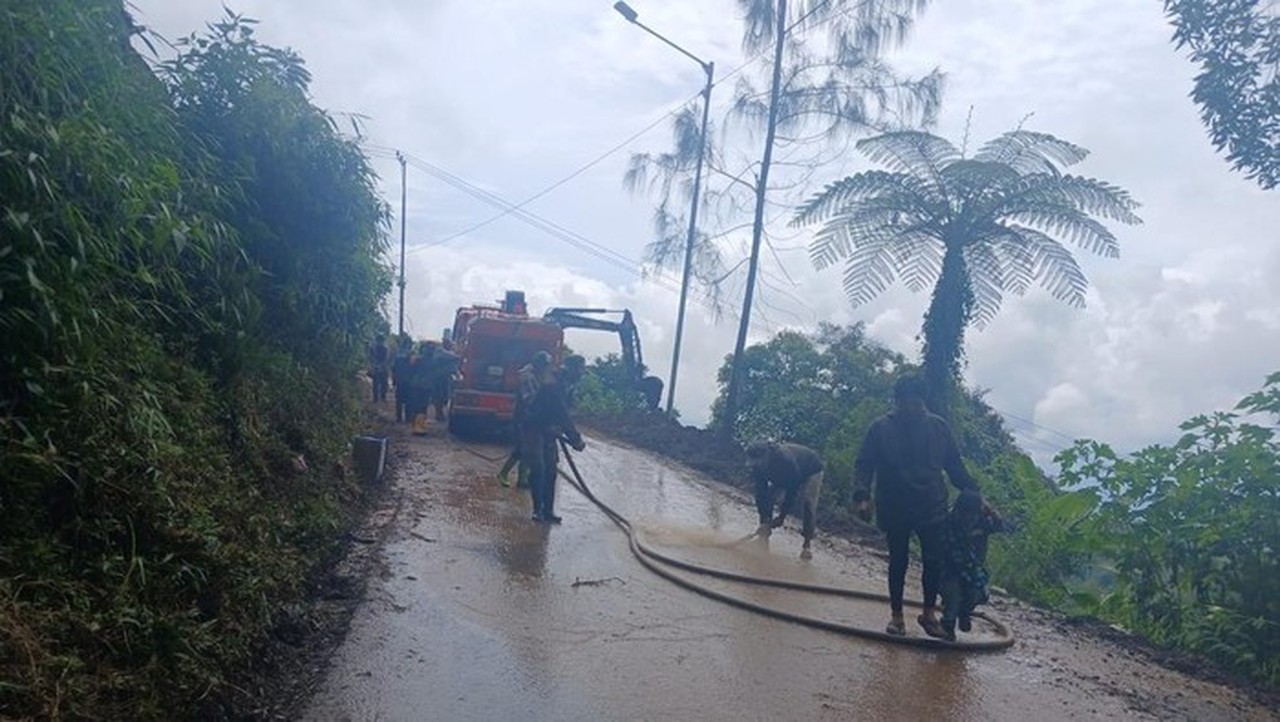 Material Longsor Gunung Bromo via Malang Tuntas Dibersihkan, Akses Jalan Diberlakukan Buka Tutup