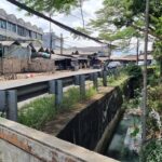 Selokan Pasar Cimanggis Tercemar Sampah, Warga Keluhkan Bau Busuk Menyengat