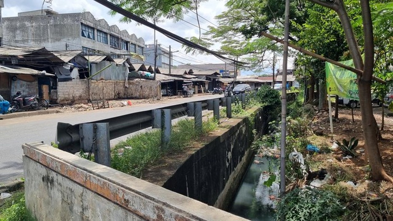 Selokan Pasar Cimanggis Tercemar Sampah, Warga Keluhkan Bau Busuk Menyengat