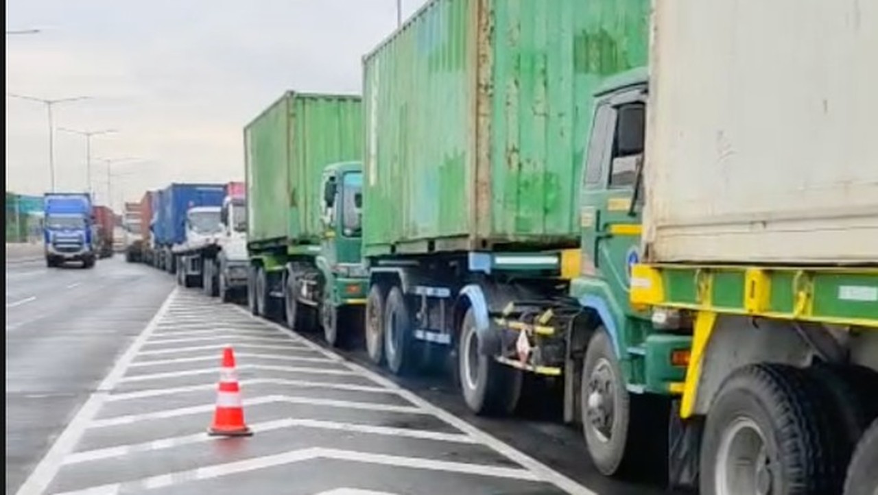 Truk Menumpuk di Tanjung Priok, Exit Tol Semper Jakarta Utara Macet Parah