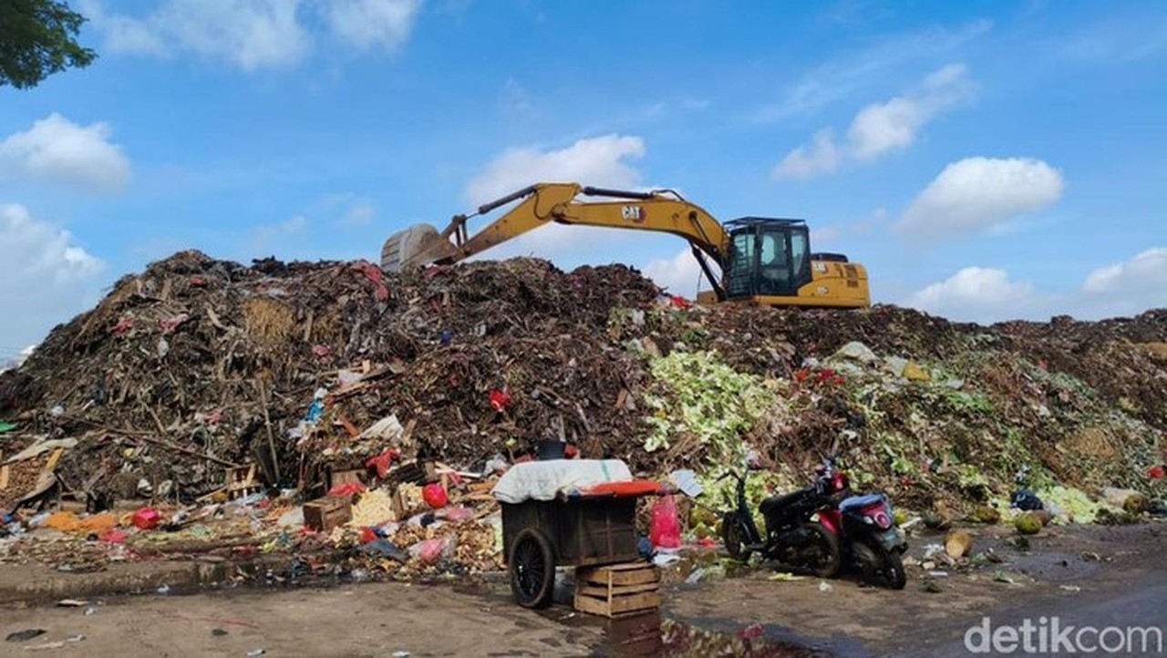 Pramono Anung Mendesak Pasar Jaya Segera Atasi Tumpukan Sampah di Pasar Kramat Jati
