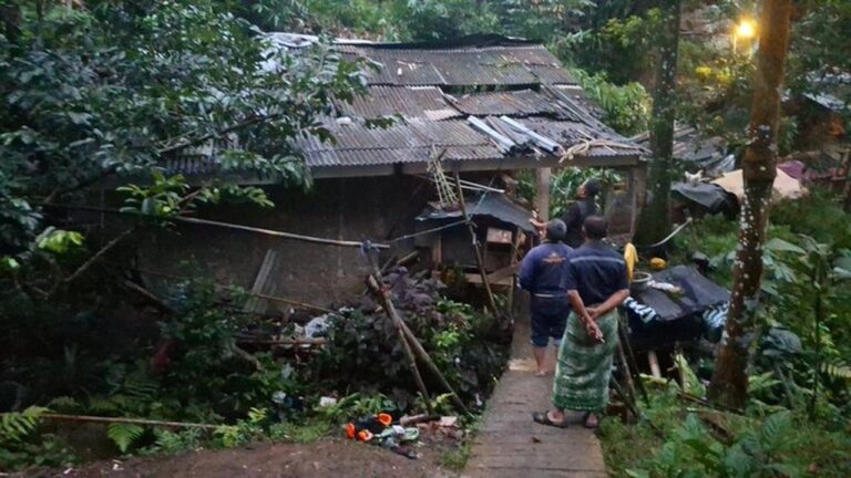 Longsor Bogor: Kakek Abudin Ceritakan Detik-detik Dua Cucunya Tertimbun Longsor Bogor: Kakek Abudin Ceritakan Detik-detik Dua Cucunya Tertimbun
