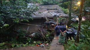 Tebing Longsor di Bogor Timpa Rumah, Dua Bocah 4 dan 5 Tahun Berhasil Dievakuasi Selamat