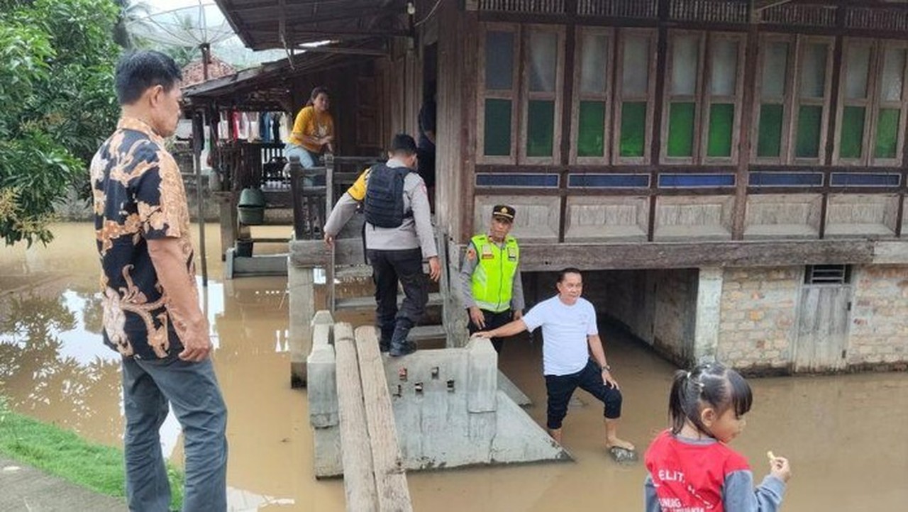 Banjir Bandang Terjang OKU Sumsel, 450 KK Mengungsi Akibat Rumah Terendam 1 Meter