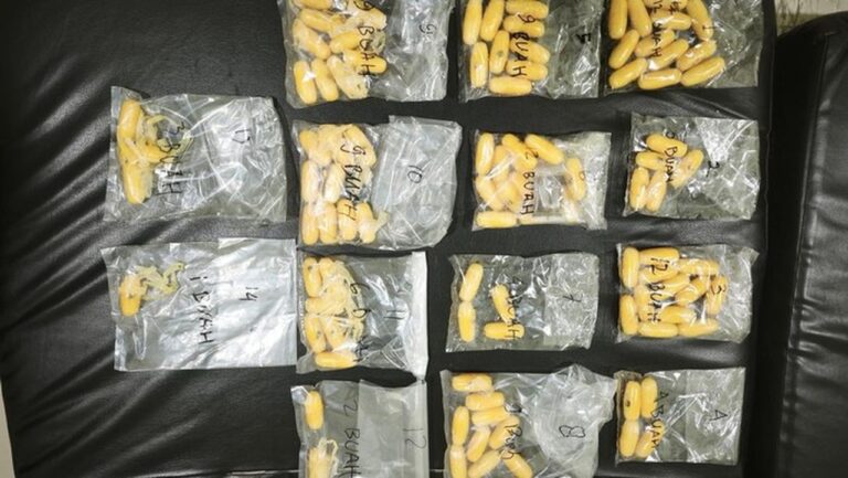 Pasutri WN Pakistan Selundupkan 162 Kapsul Sabu dengan Ditelan ke Indonesia Pasutri WN Pakistan Selundupkan 162 Kapsul Sabu dengan Ditelan ke Indonesia