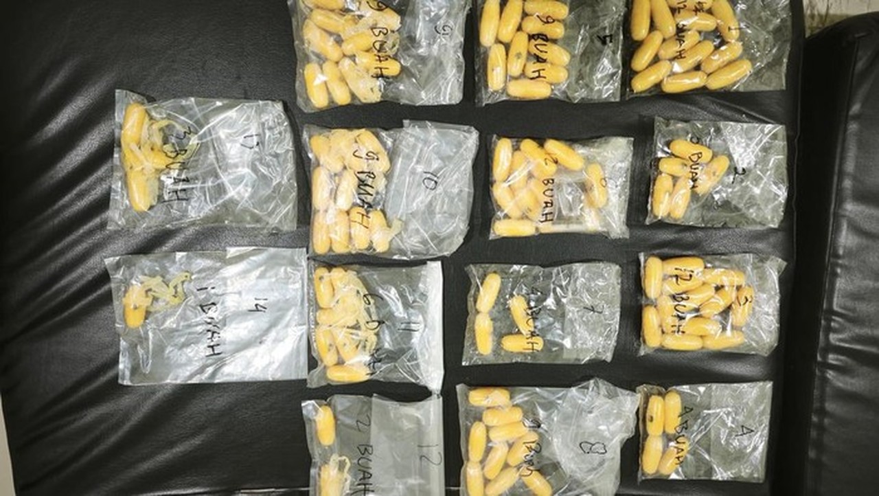 Pasutri WN Pakistan Selundupkan 162 Kapsul Sabu dengan Ditelan ke Indonesia Pasutri WN Pakistan Selundupkan 162 Kapsul Sabu dengan Ditelan ke Indonesia