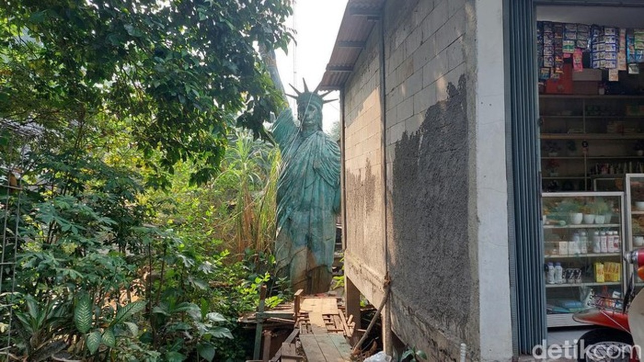 Tersembunyi di Balik Toko, Ini Alasan Patung Liberty Pondok Cabe Tak Dipindah Pemilik