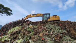 Gunungan Sampah di Pasar Kramat Jati Menggunung, Pedagang Keluhkan Bau dan Sepi Pembeli