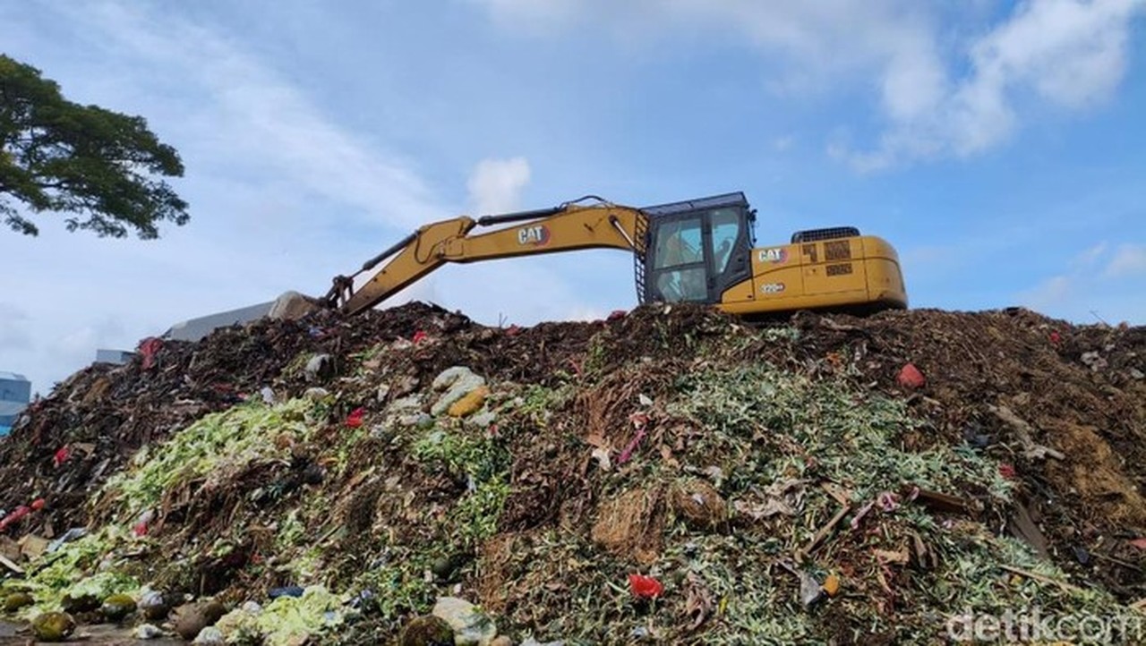 Gunungan Sampah di Pasar Kramat Jati Menggunung, Pedagang Keluhkan Bau dan Sepi Pembeli Gunungan Sampah di Pasar Kramat Jati Menggunung, Pedagang Keluhkan Bau dan Sepi Pembeli