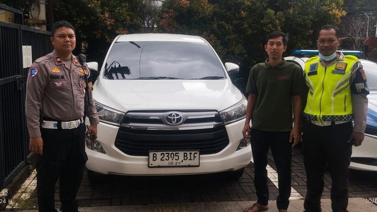 Mobil Lawan Arah di Tol Dalam Kota Terekam Viral, Pengemudi Langsung Ditilang Polisi