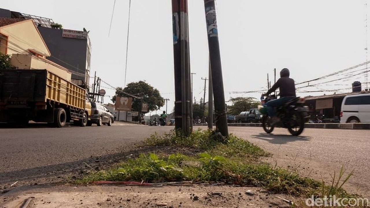 Anwar Pukul Tiang Listrik di Cikoko: Misi Mulia Bangunkan Pedagang dan Warga Subuh