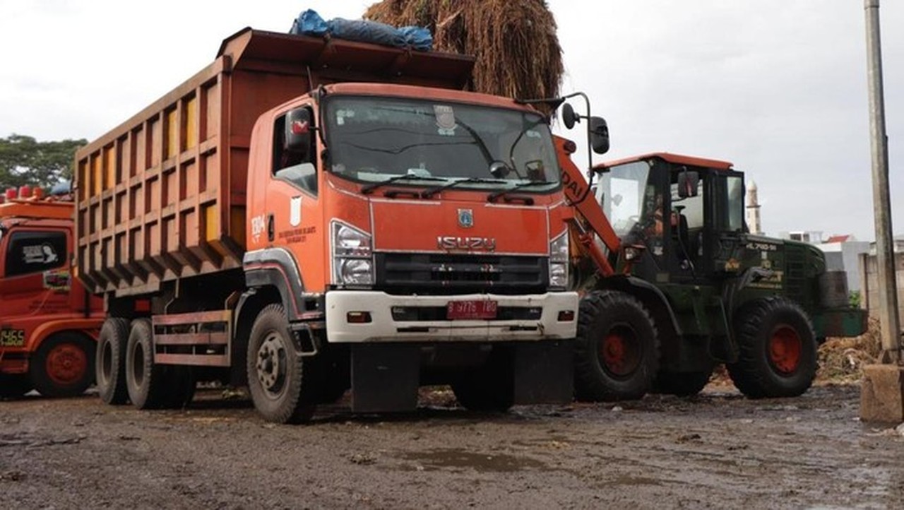 DLH DKI Jakarta Kerahkan 25 Unit Bantu Angkut Sampah Pasar Kramat Jati dalam 5 Hari