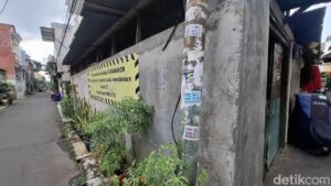 Tiang Listrik di Jakarta: Papan Iklan Liar Siang Hari, Penanda Ronda Malam