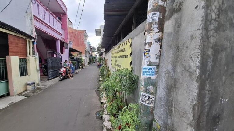 Tradisi Unik Pukulan Tiang Listrik di Cengkareng: Alarm Malam Penanda Keamanan Lingkungan