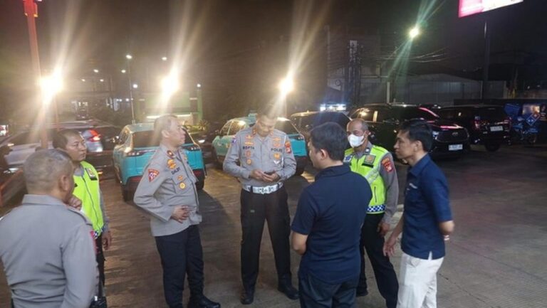 Apes! Taksi Listrik di Tangerang Ditabrak Mobil Lain, Lalu Seruduk Restoran