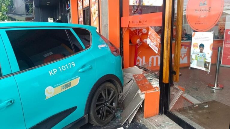 Taksi Listrik Tanpa Sopir Tabrak Restoran Ayam Goreng di Tangerang, Kerugian Capai Rp 4 Juta