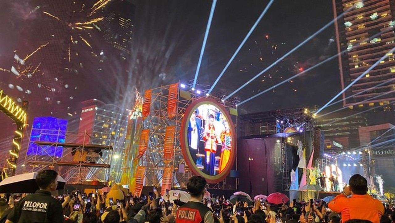 Warga Jakarta Meriahkan Tahun Baru 2026 dengan Kembang Api dan Pertunjukan Drone di Bundaran HI