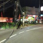 Truk Tersangkut Kabel Listrik di Pondok Ranji, Tiang Nyaris Roboh dan Lalu Lintas Lumpuh