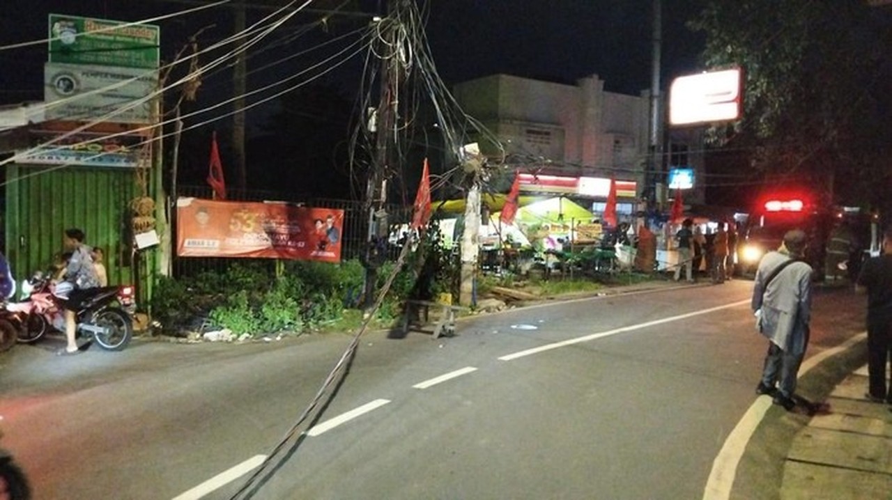 Truk Tersangkut Kabel Listrik di Pondok Ranji, Tiang Nyaris Roboh dan Lalu Lintas Lumpuh