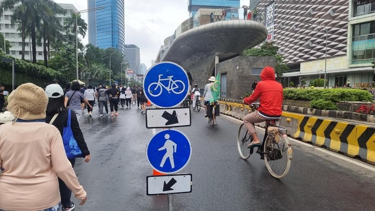 Rambu Pemisah Pesepeda-Pejalan Kaki di CFD HI: Solusi Atasi Senggolan atau Perlu Diperbanyak?