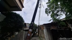 Tradisi Pukul Tiang Listrik di Cengkareng dan Cikoko: Penanda Waktu dan Pengaman Lingkungan