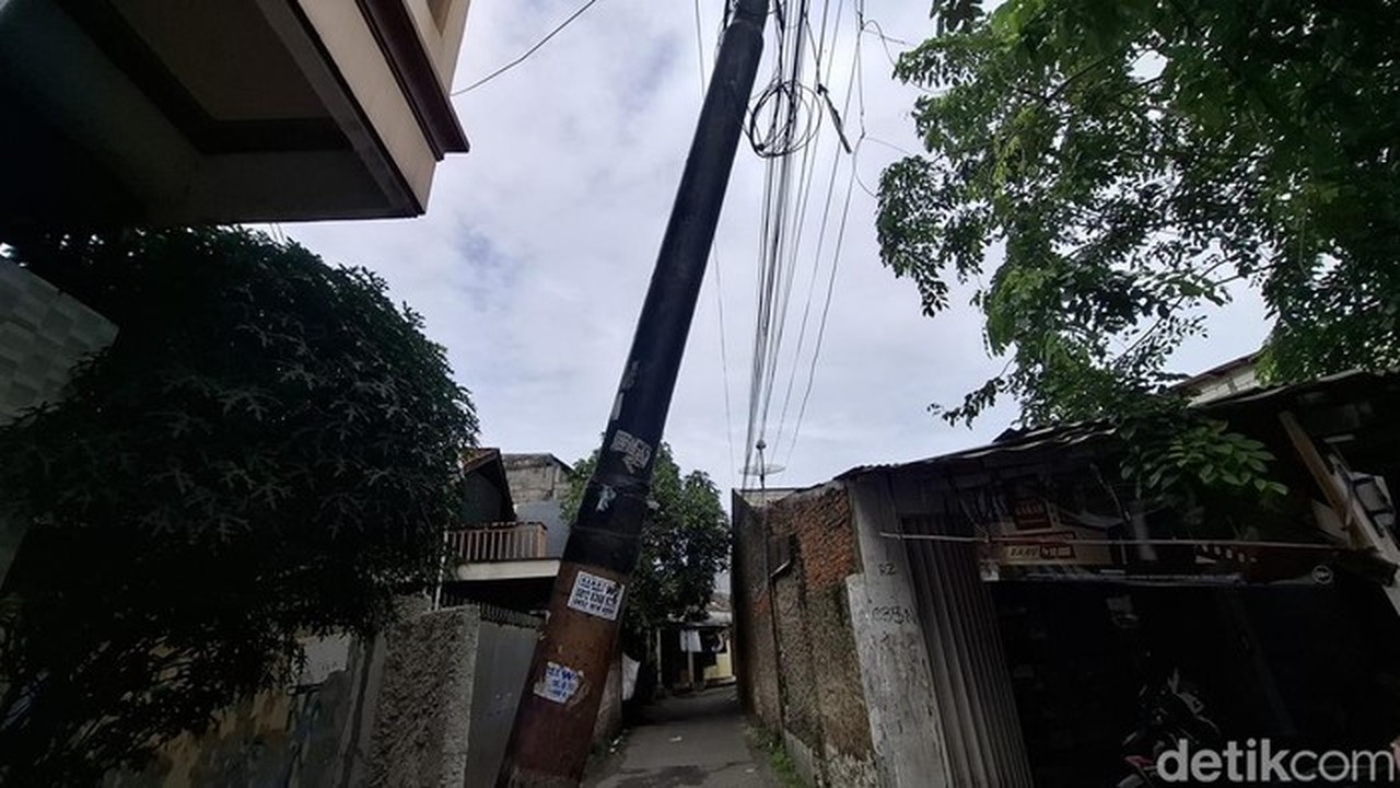 Tradisi Pukul Tiang Listrik di Cengkareng dan Cikoko: Penanda Waktu dan Pengaman Lingkungan Tradisi Pukul Tiang Listrik di Cengkareng dan Cikoko: Penanda Waktu dan Pengaman Lingkungan