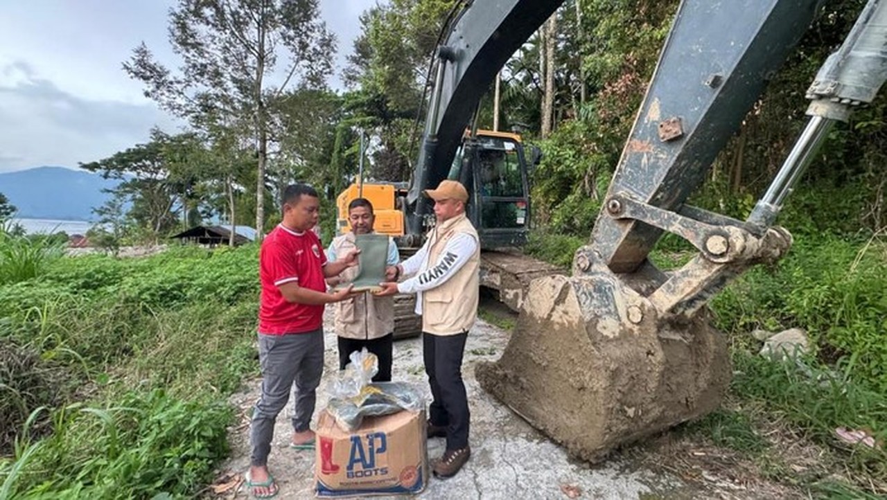 Andre Rosiade Kirim Dua Ekskavator Bantu Normalisasi Pasca-Longsor di Maninjau