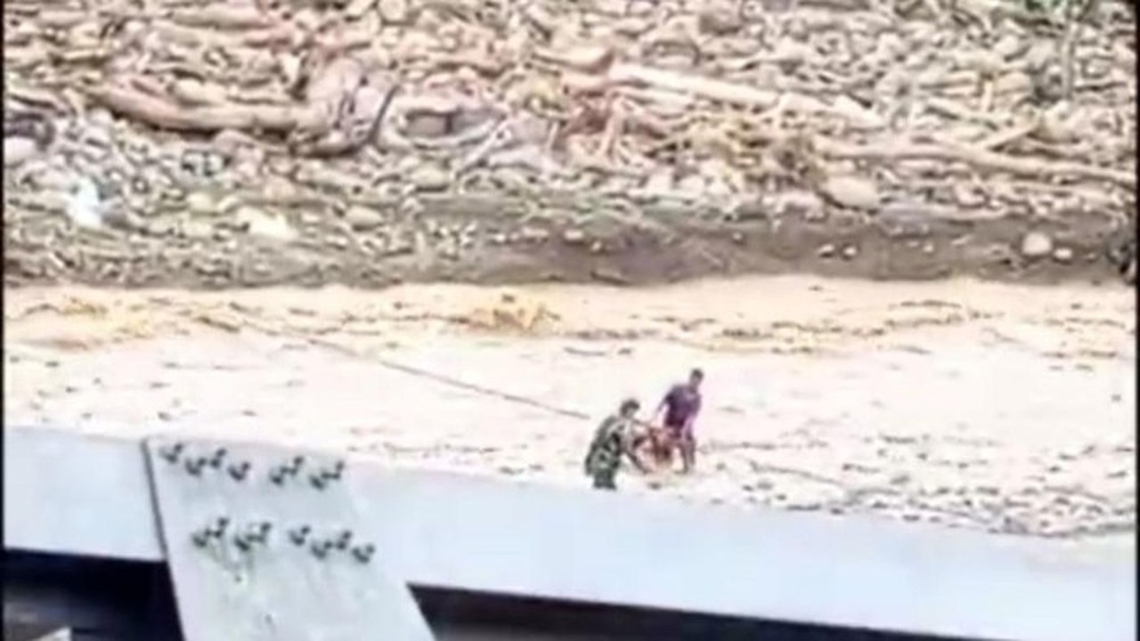 Prajurit TNI Berenang Selamatkan Warga Aceh Tengah yang Terseret Arus Banjir