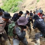 Tempuh Medan Terjal, Polres Aceh Tengah Salurkan Bantuan ke Wilayah Terpencil