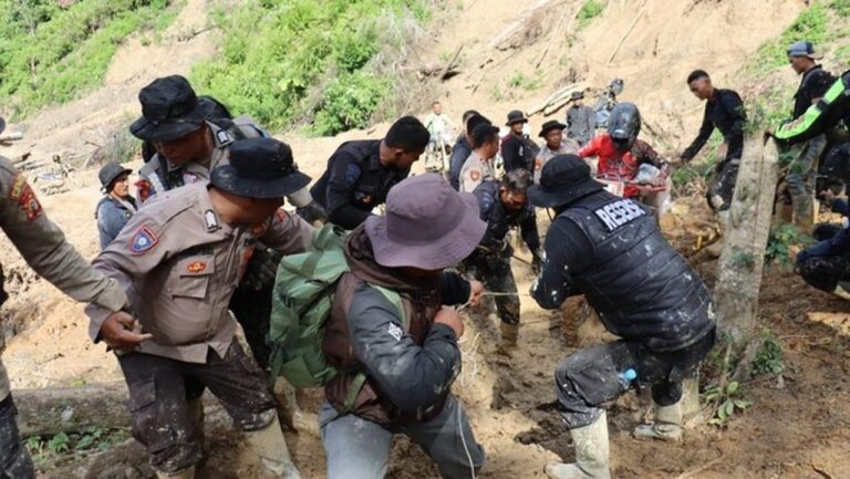 Tempuh Medan Terjal, Polres Aceh Tengah Salurkan Bantuan ke Wilayah Terpencil Tempuh Medan Terjal, Polres Aceh Tengah Salurkan Bantuan ke Wilayah Terpencil