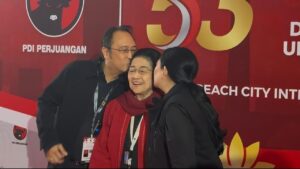 Momen Hangat Puan dan Prananda Cium Pipi Megawati di HUT ke-53 PDIP
