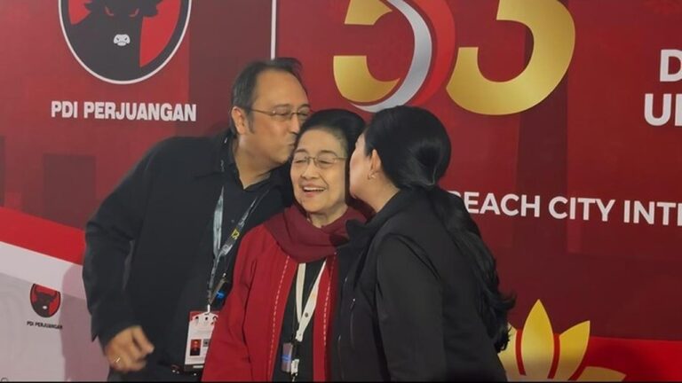 Momen Hangat Puan dan Prananda Cium Pipi Megawati di HUT ke-53 PDIP