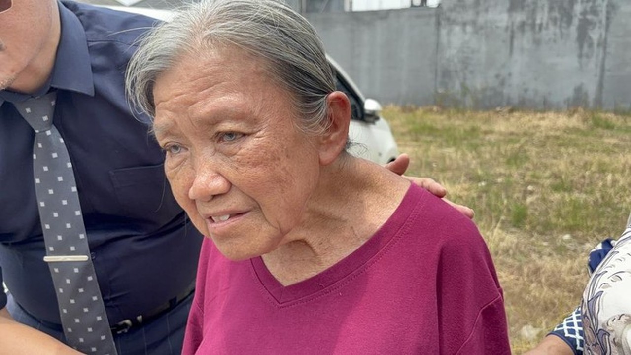 Nenek Elina Bersyukur Polisi Tangkap Pelaku Pengusiran Paksa dan Perobohan Rumah di Surabaya Nenek Elina Bersyukur Polisi Tangkap Pelaku Pengusiran Paksa dan Perobohan Rumah di Surabaya